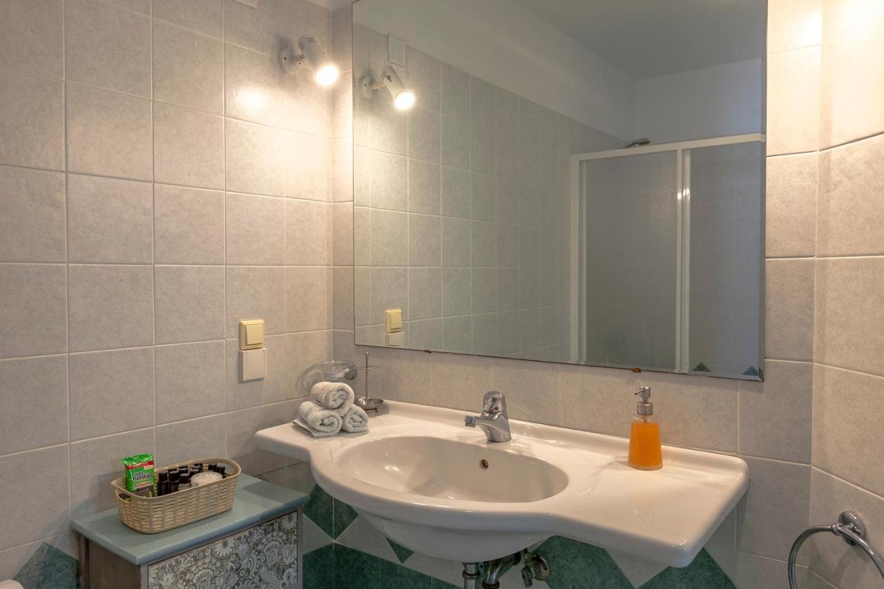 Emily'S Suites Adamantas  Luaran gambar