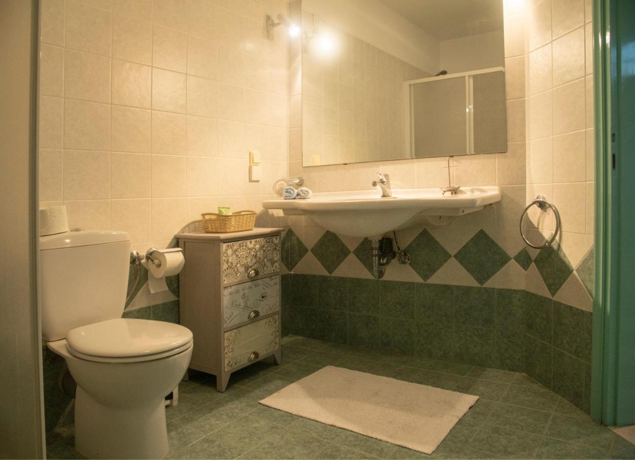 Emily'S Suites Adamantas  Luaran gambar